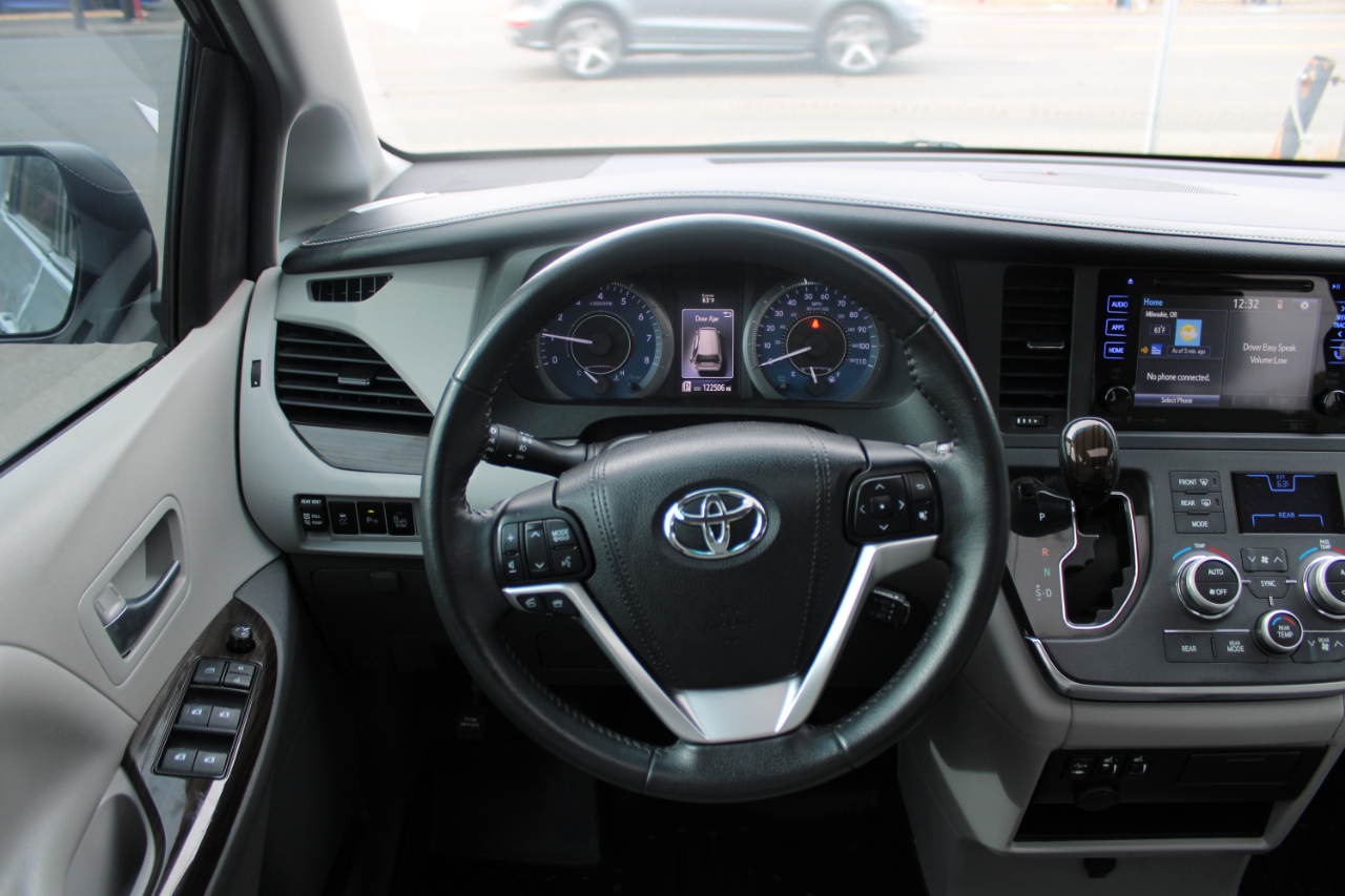 Toyota Sienna XLE 5D Wagon 8 Pass 2017 Toyota Sienna XLE 5D Wagon 8 Pass 2017