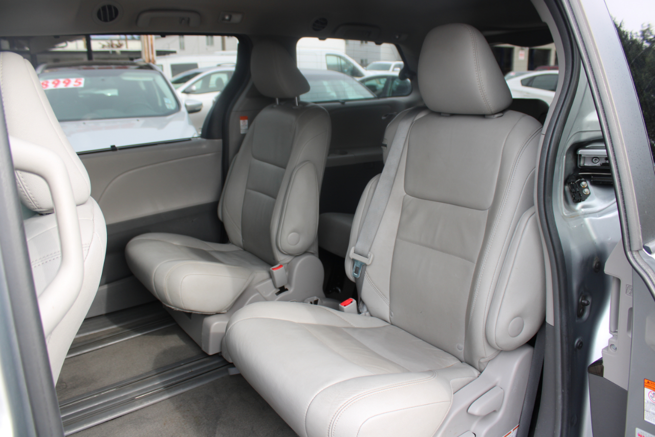 Toyota Sienna XLE 5D Wagon 8 Pass 2017 Toyota Sienna XLE 5D Wagon 8 Pass 2017