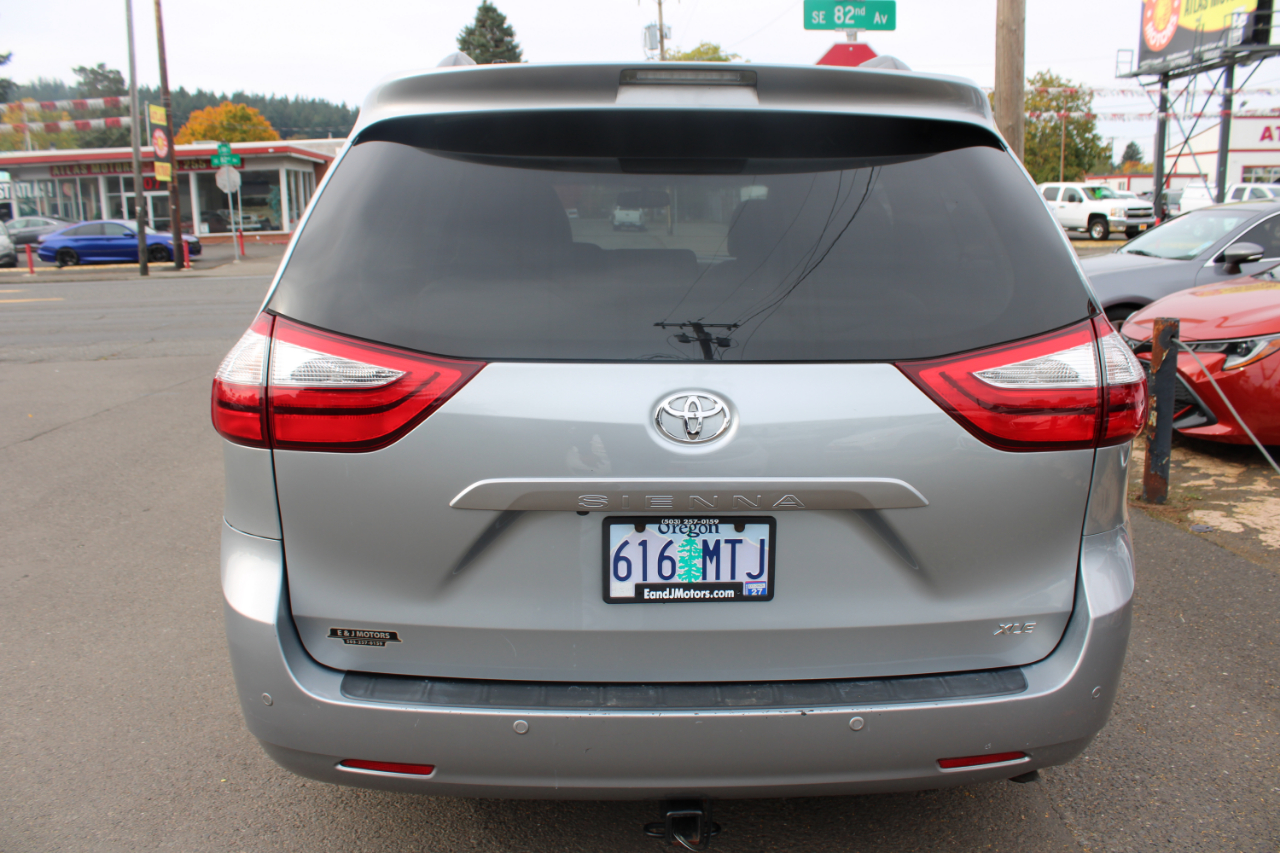 Toyota Sienna XLE 5D Wagon 8 Pass 2017 Toyota Sienna XLE 5D Wagon 8 Pass 2017