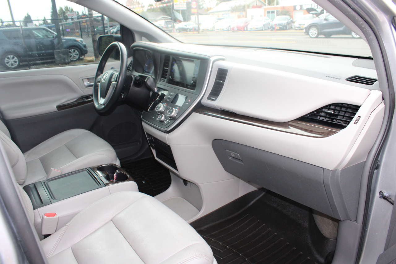 Toyota Sienna XLE 5D Wagon 8 Pass 2017 Toyota Sienna XLE 5D Wagon 8 Pass 2017