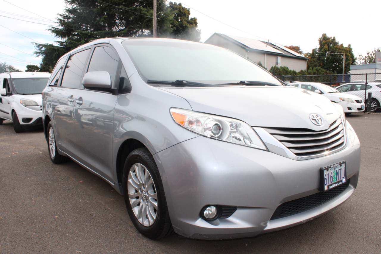 Toyota Sienna XLE 5D Wagon 8 Pass 2017 Toyota Sienna XLE 5D Wagon 8 Pass 2017