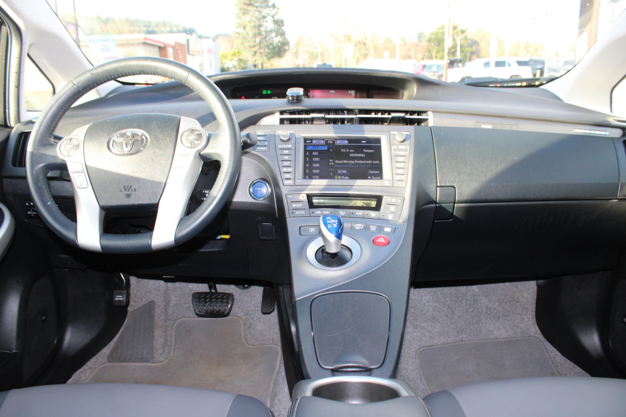 Toyota Prius Plug-In 5dr HB (Natl) 2013