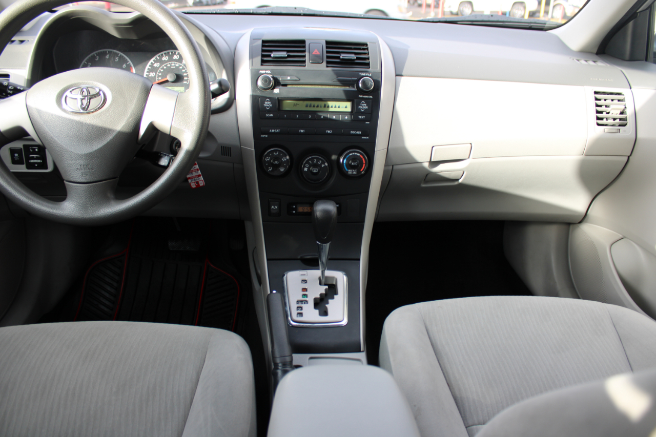 Toyota Corolla 4dr Sdn Man (Natl) 2010