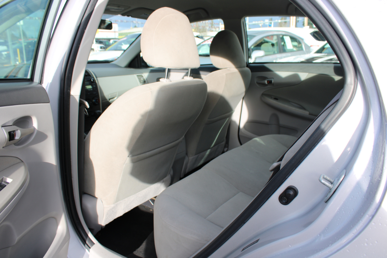 Toyota Corolla 4dr Sdn Man (Natl) 2010