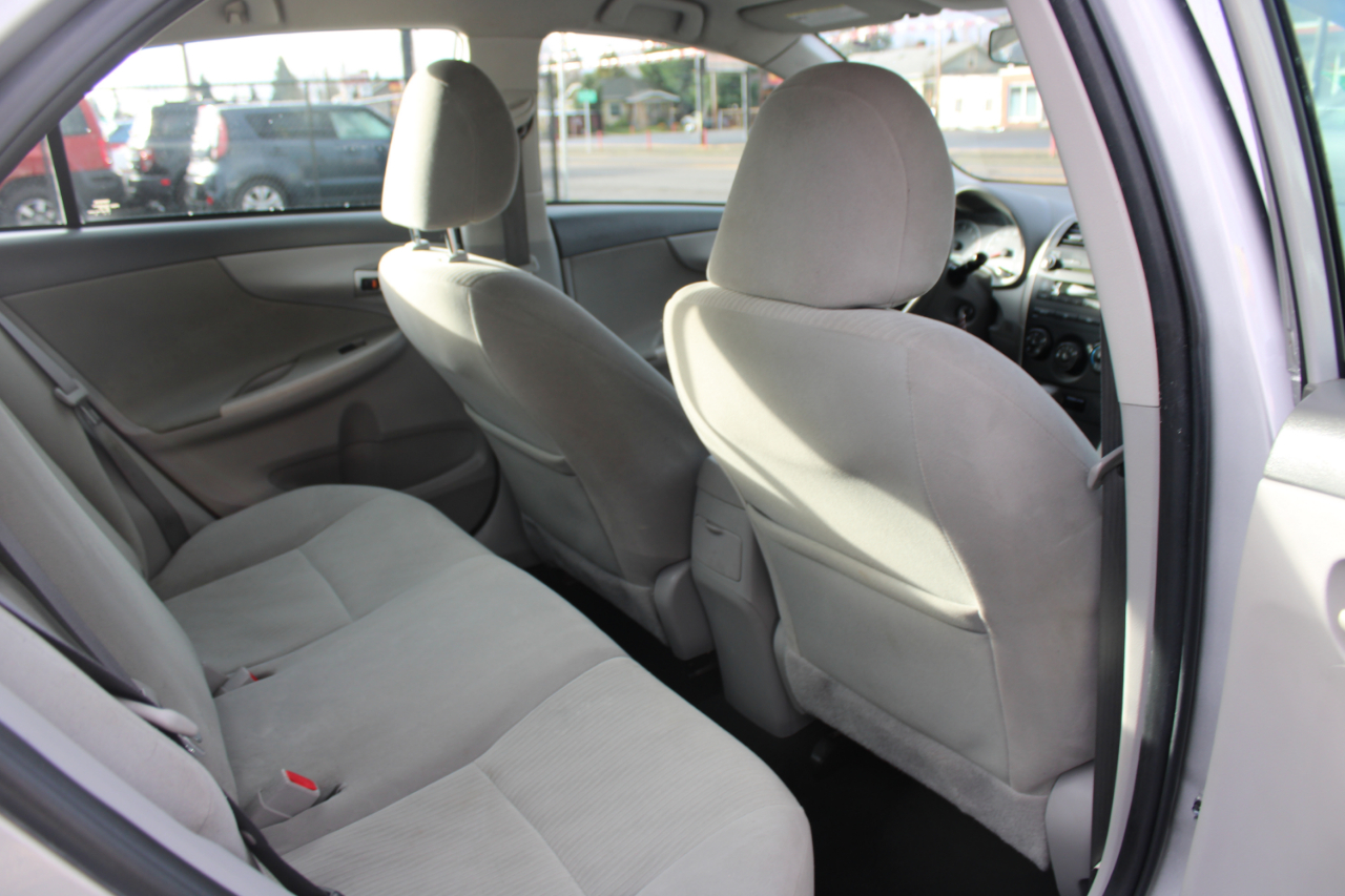 Toyota Corolla 4dr Sdn Man (Natl) 2010