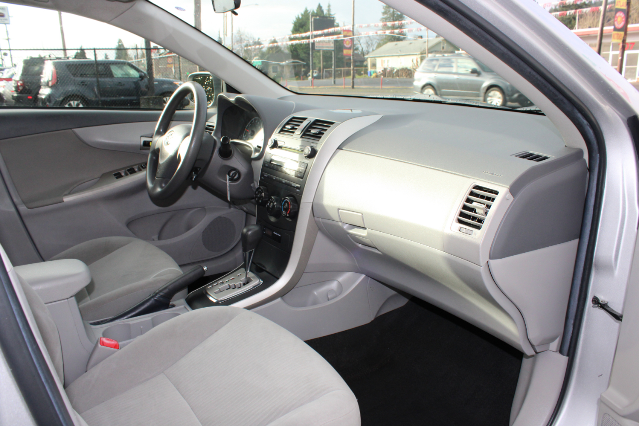 Toyota Corolla 4dr Sdn Man (Natl) 2010