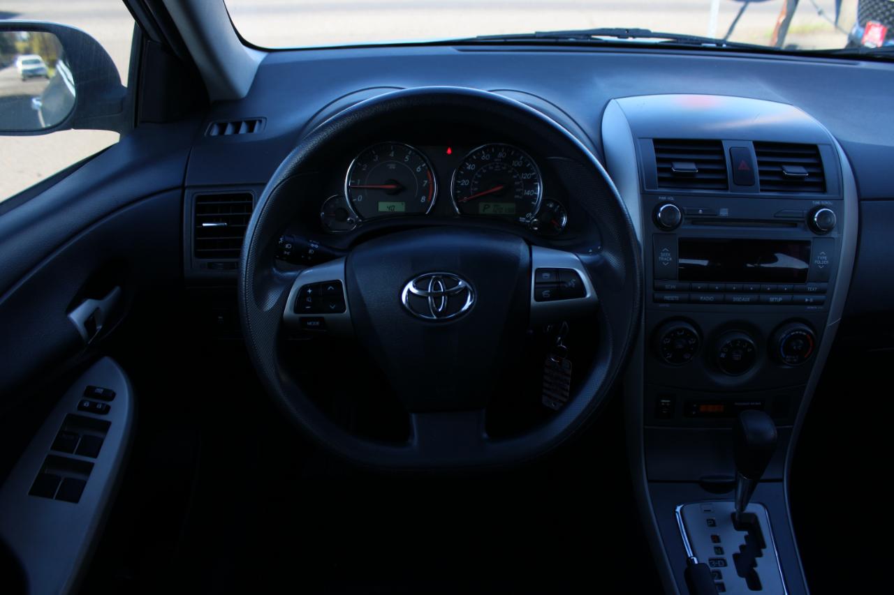 Toyota Corolla 4dr Sdn Auto LE (Natl) 2011