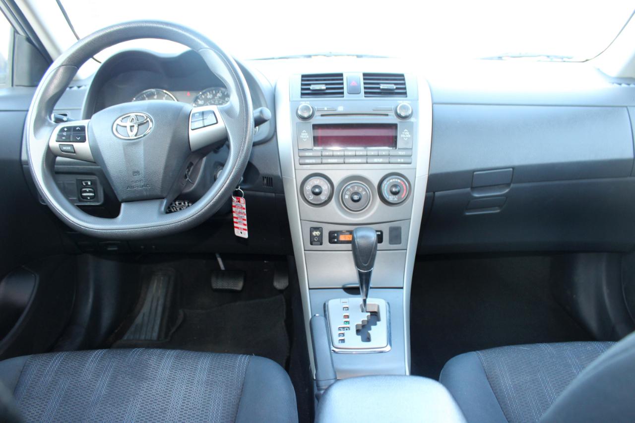 Toyota Corolla 4dr Sdn Auto LE (Natl) 2011