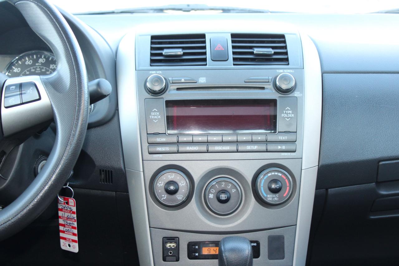 Toyota Corolla 4dr Sdn Auto LE (Natl) 2011