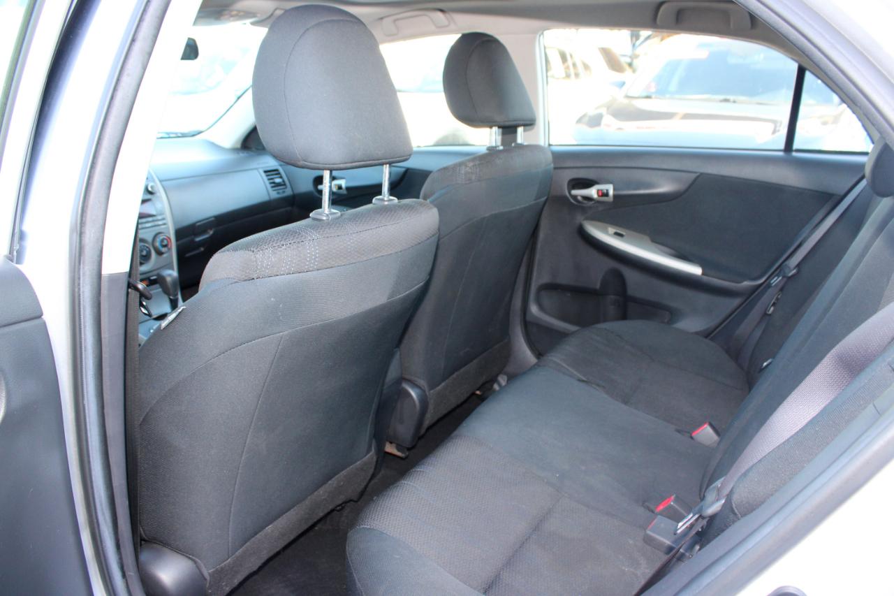 Toyota Corolla 4dr Sdn Auto LE (Natl) 2011