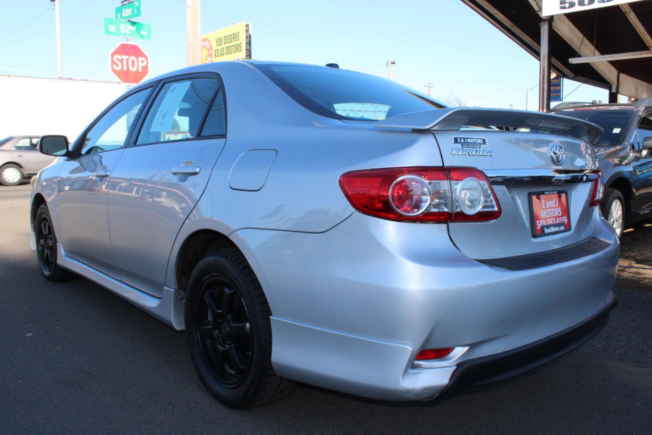 Toyota Corolla 4dr Sdn Auto LE (Natl) 2011