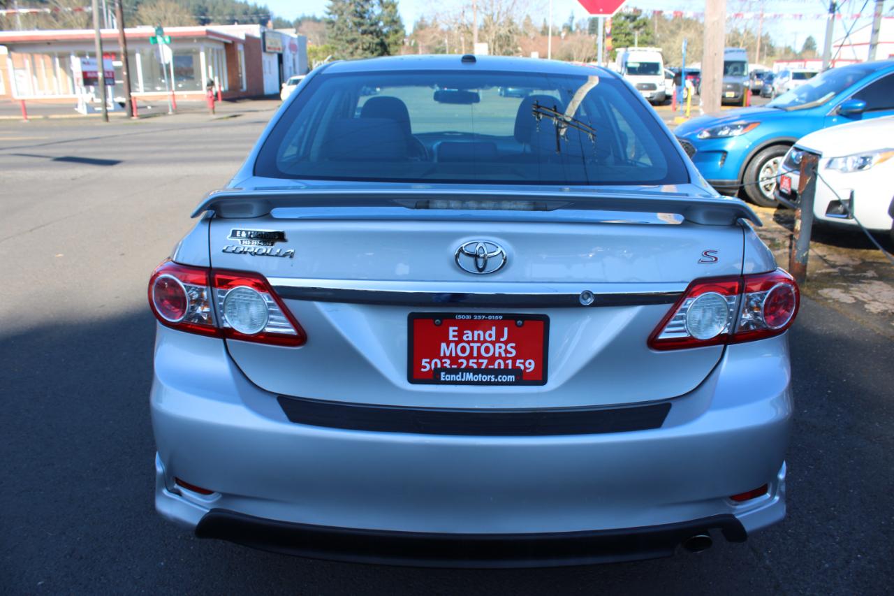 Toyota Corolla 4dr Sdn Auto LE (Natl) 2011