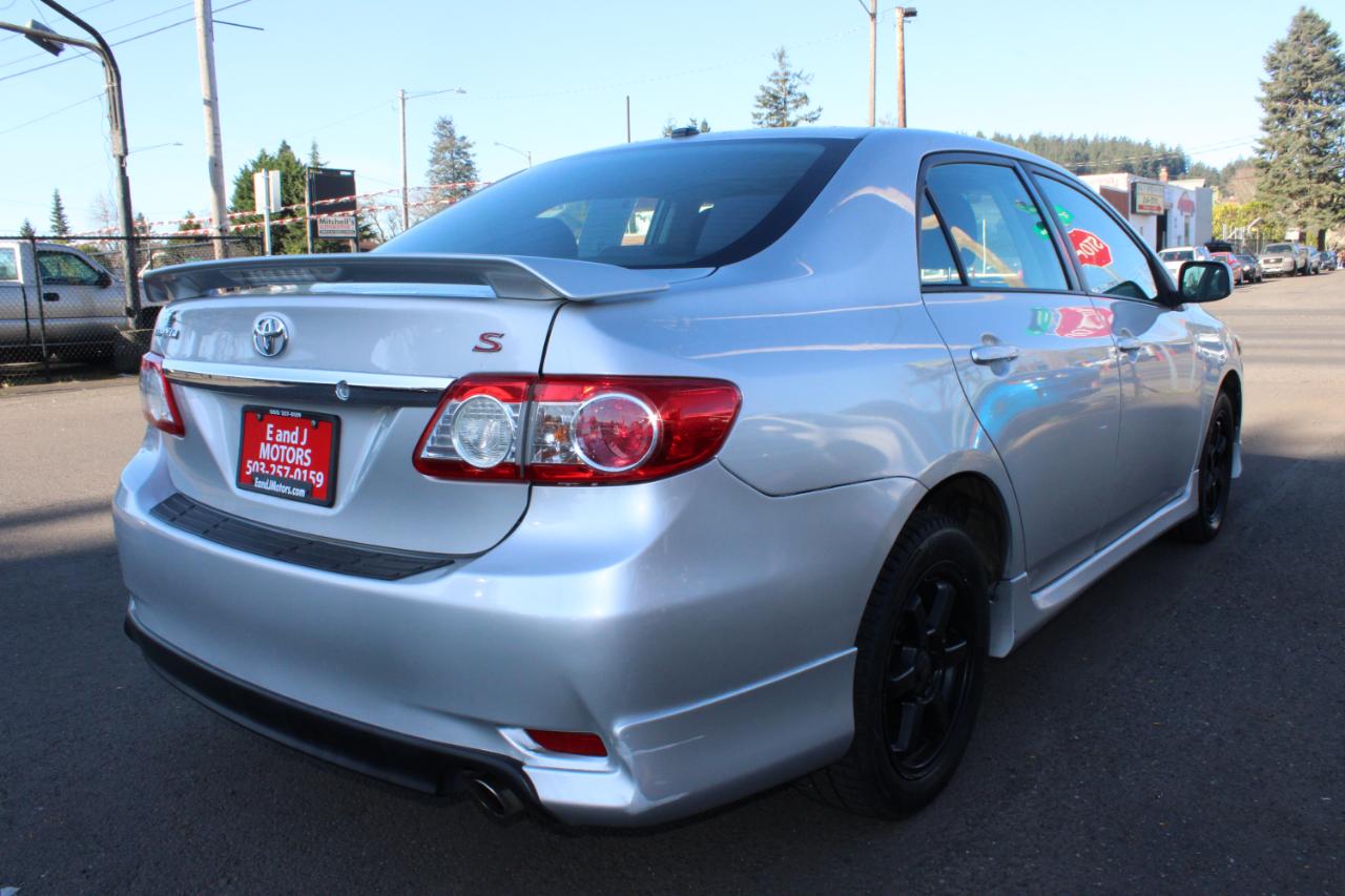 Toyota Corolla 4dr Sdn Auto LE (Natl) 2011