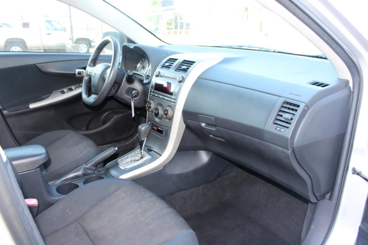 Toyota Corolla 4dr Sdn Auto LE (Natl) 2011