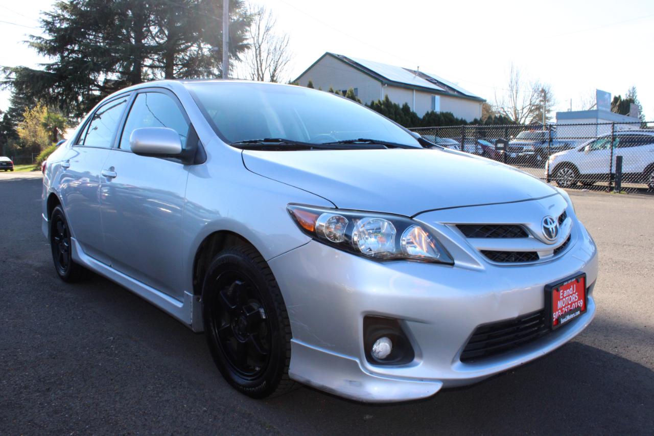 Toyota Corolla 4dr Sdn Auto LE (Natl) 2011