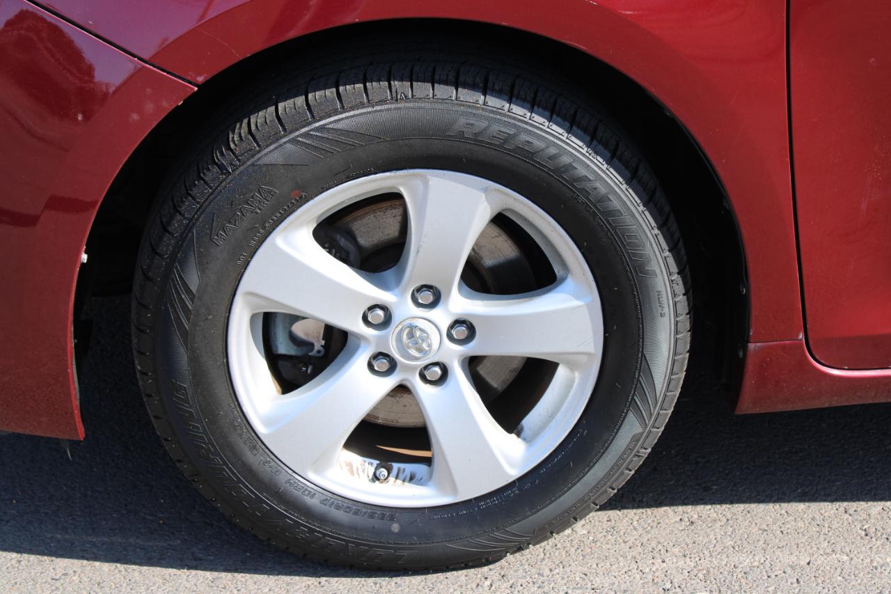 Toyota Sienna 5dr 8-Pass Van I4 LE FWD (Natl) 2011