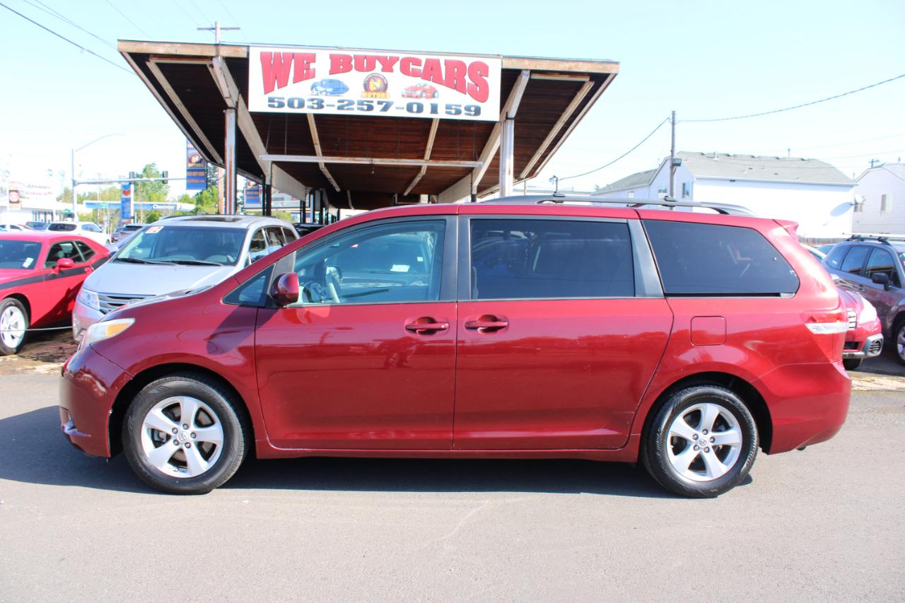Toyota Sienna 5dr 8-Pass Van I4 LE FWD (Natl) 2011