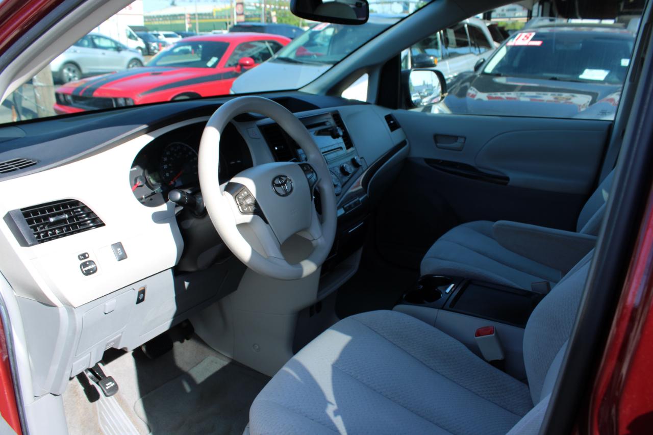 Toyota Sienna 5dr 8-Pass Van I4 LE FWD (Natl) 2011