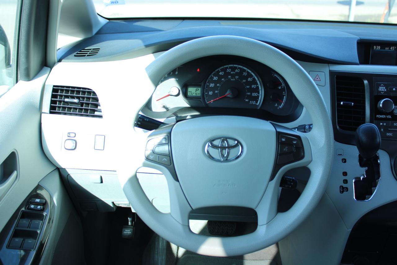 Toyota Sienna 5dr 8-Pass Van I4 LE FWD (Natl) 2011