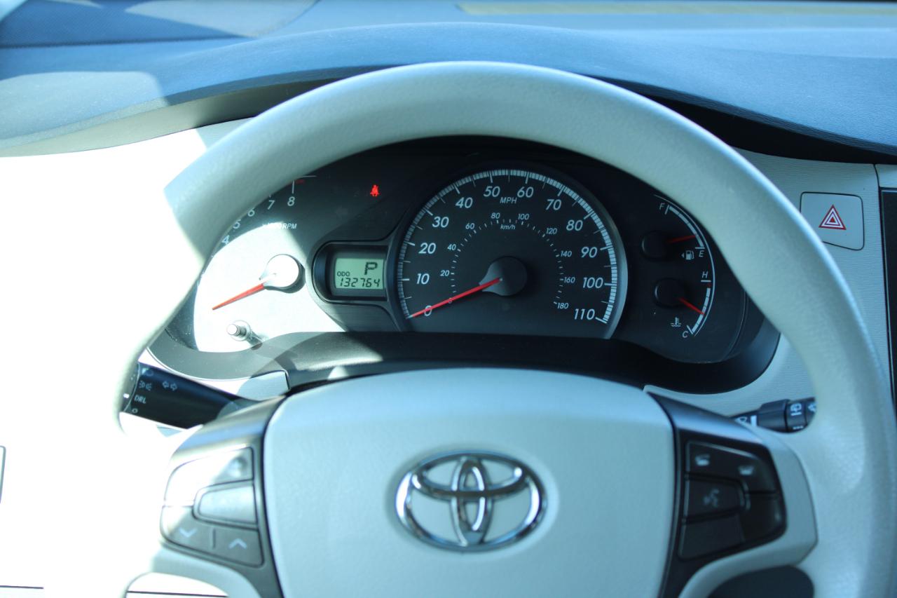 Toyota Sienna 5dr 8-Pass Van I4 LE FWD (Natl) 2011