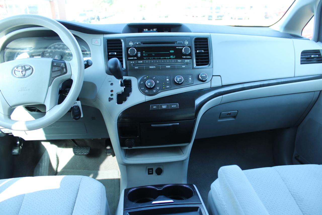 Toyota Sienna 5dr 8-Pass Van I4 LE FWD (Natl) 2011