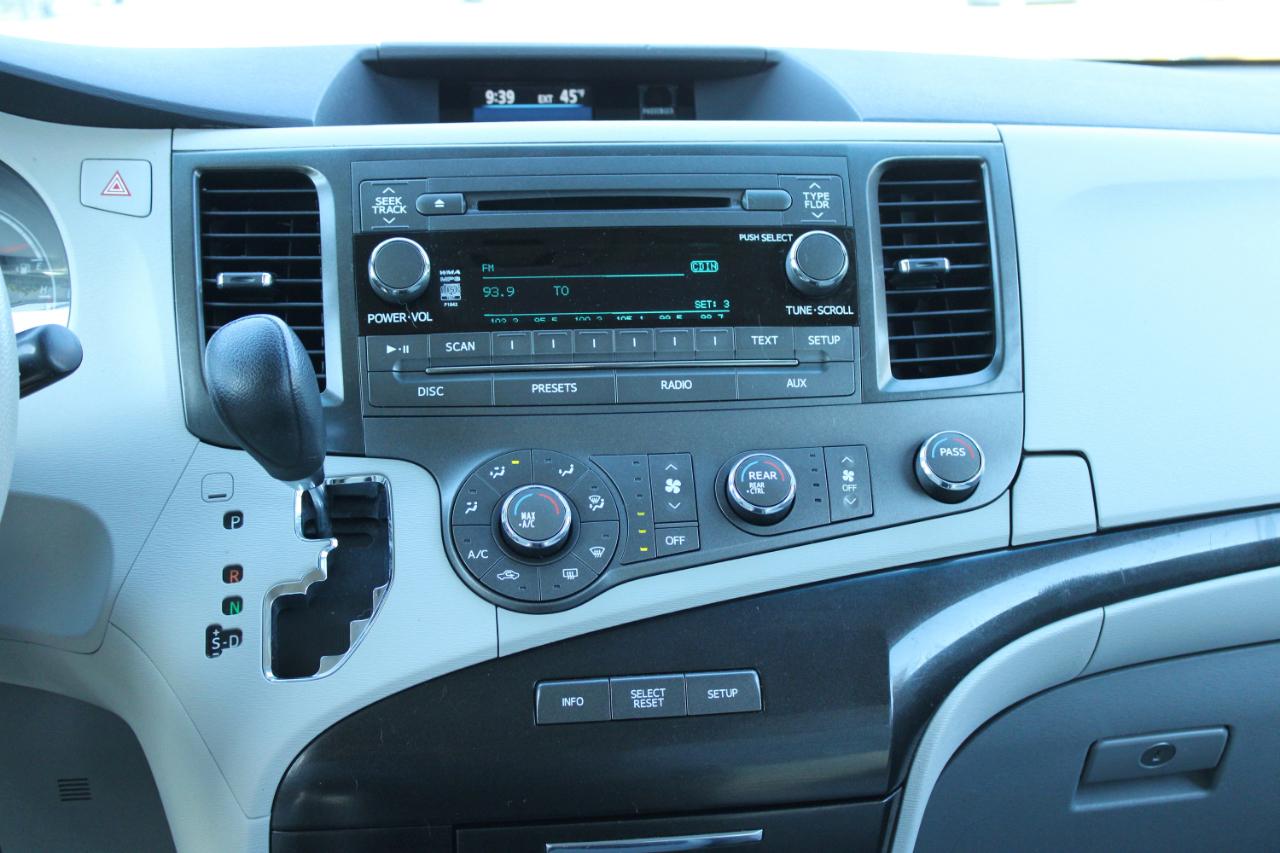 Toyota Sienna 5dr 8-Pass Van I4 LE FWD (Natl) 2011