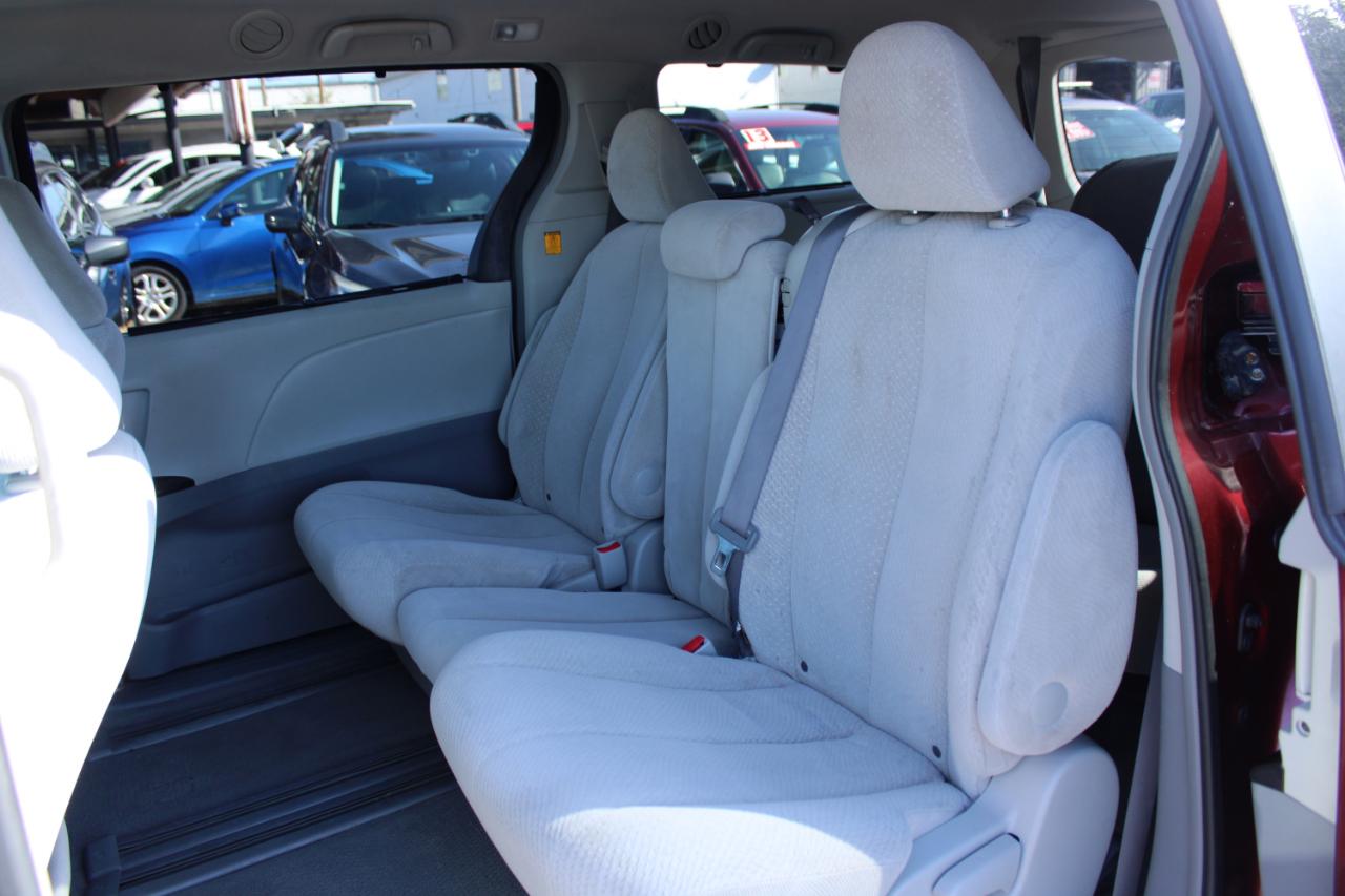 Toyota Sienna 5dr 8-Pass Van I4 LE FWD (Natl) 2011