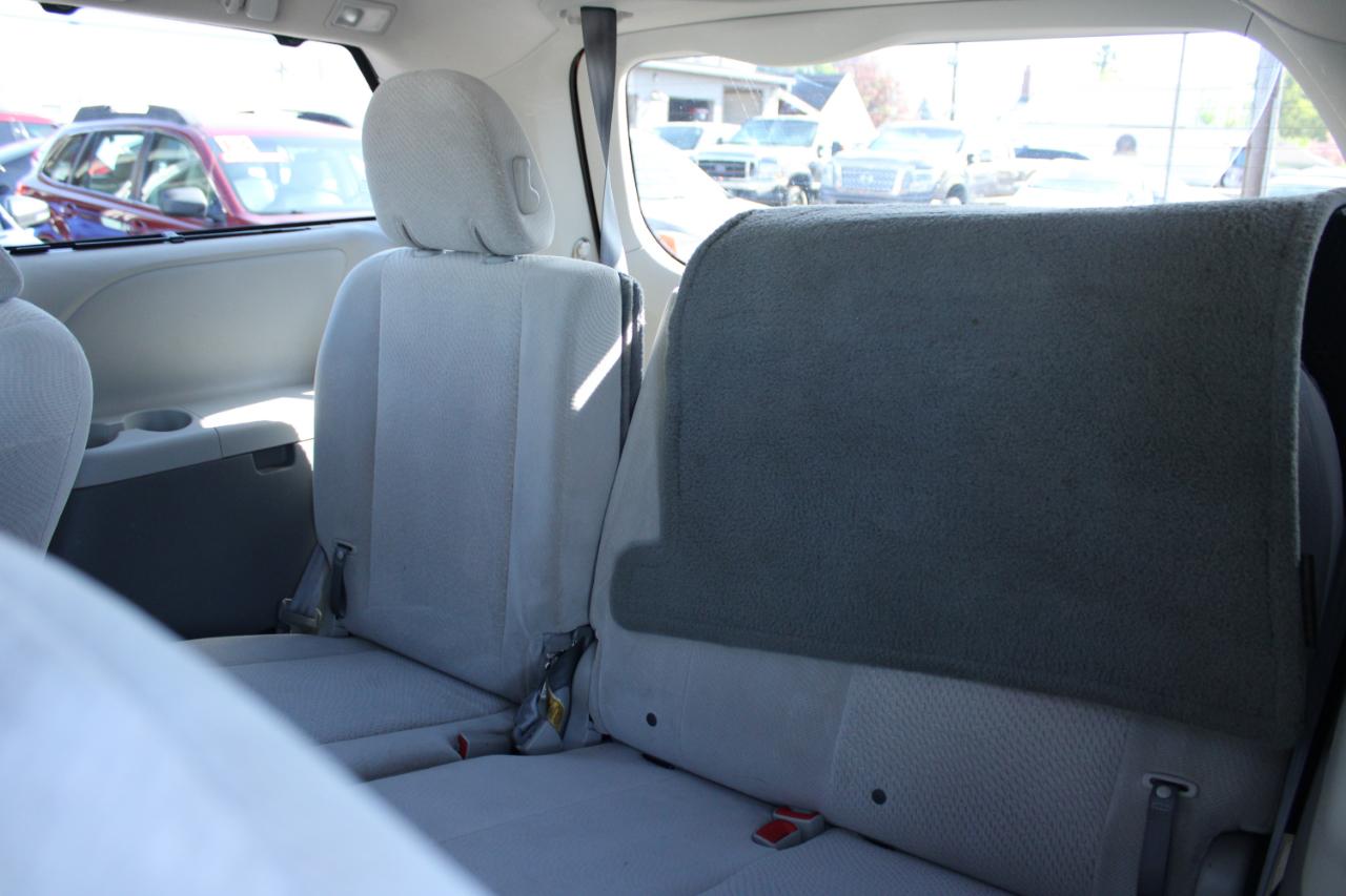 Toyota Sienna 5dr 8-Pass Van I4 LE FWD (Natl) 2011