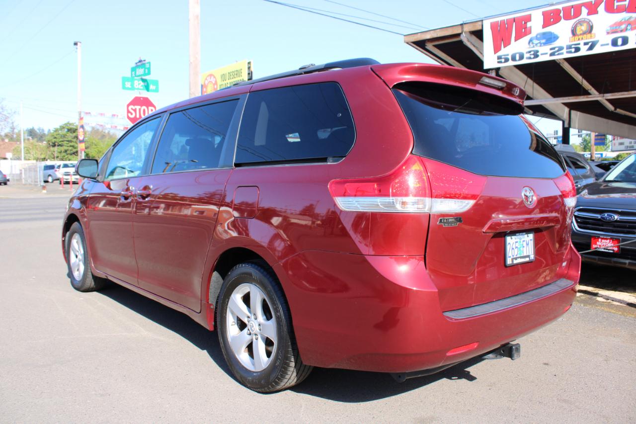 Toyota Sienna 5dr 8-Pass Van I4 LE FWD (Natl) 2011