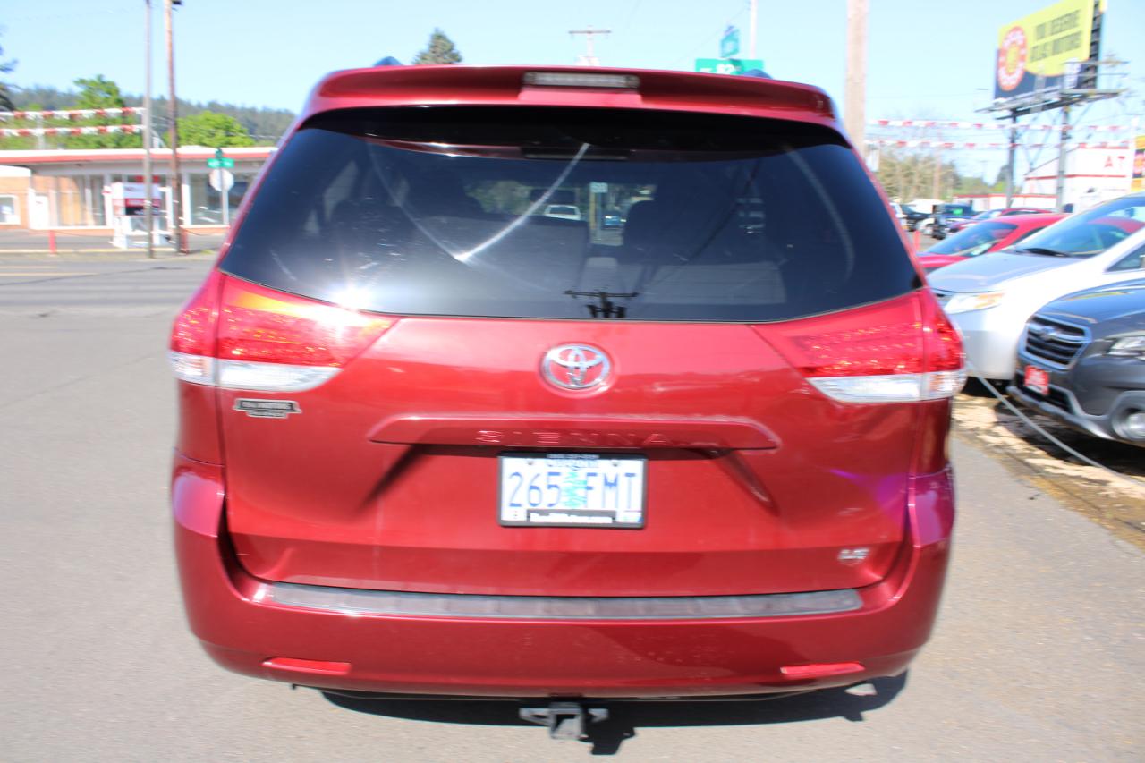 Toyota Sienna 5dr 8-Pass Van I4 LE FWD (Natl) 2011