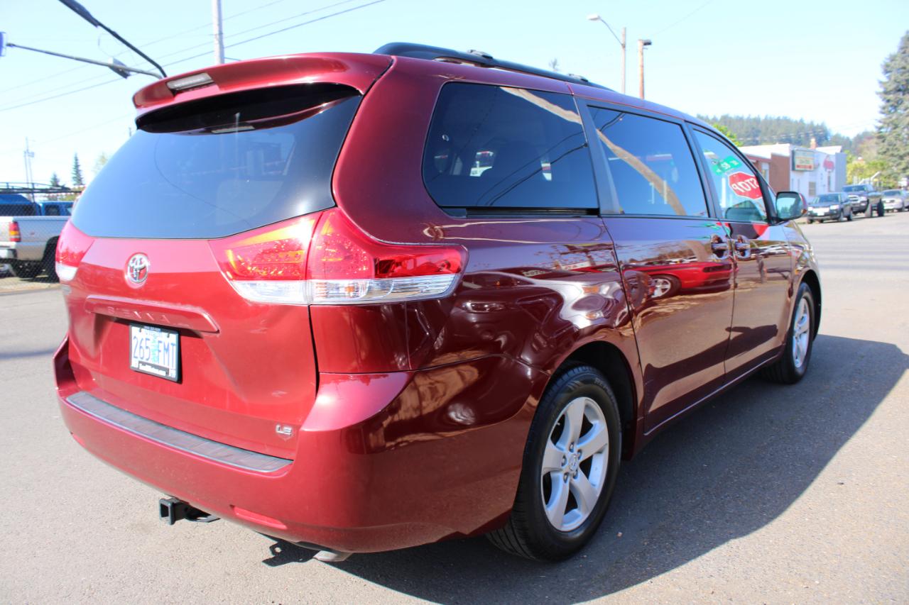 Toyota Sienna 5dr 8-Pass Van I4 LE FWD (Natl) 2011