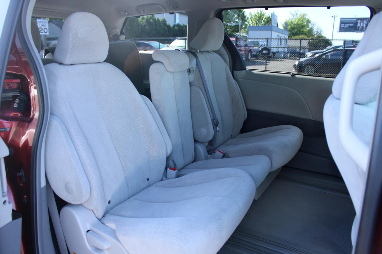 Toyota Sienna 5dr 8-Pass Van I4 LE FWD (Natl) 2011