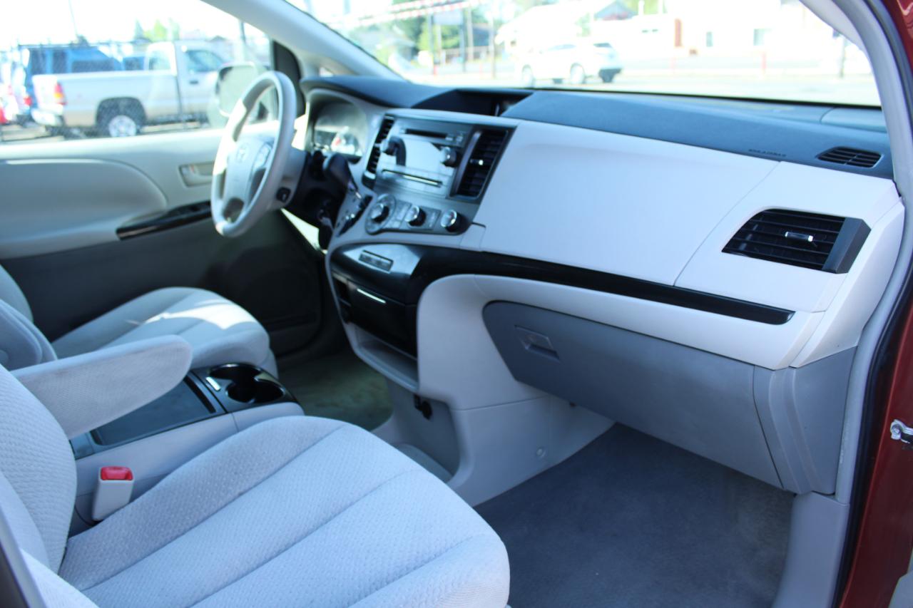 Toyota Sienna 5dr 8-Pass Van I4 LE FWD (Natl) 2011