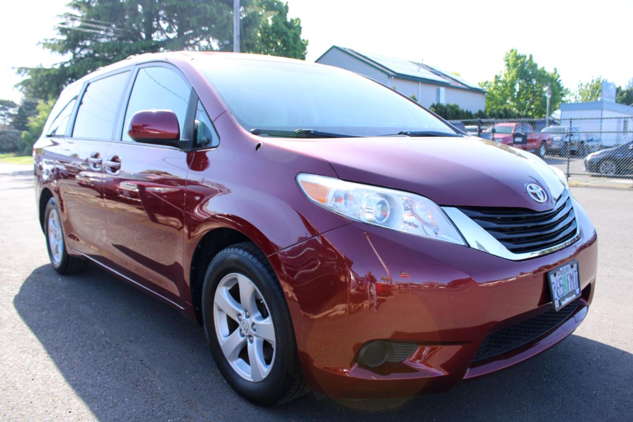 Toyota Sienna 5dr 8-Pass Van I4 LE FWD (Natl) 2011