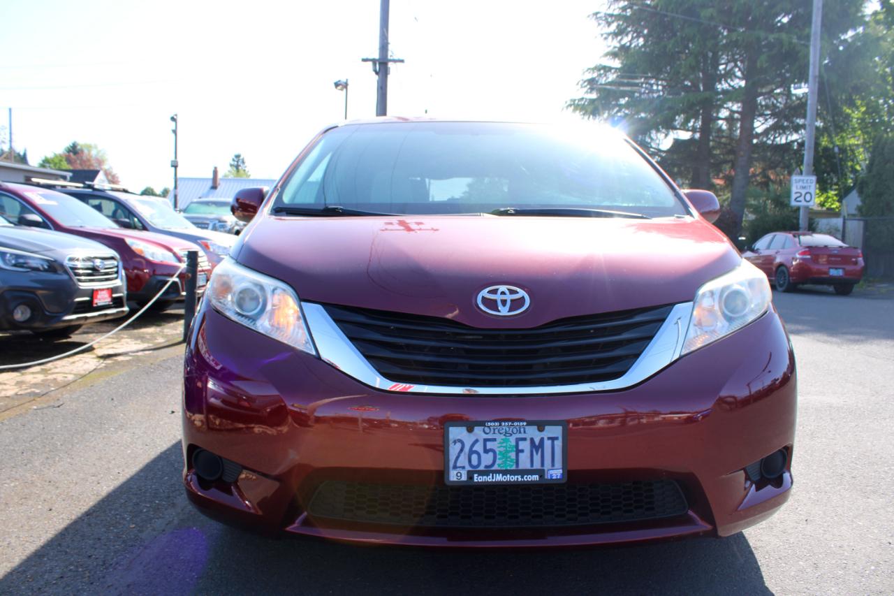 Toyota Sienna 5dr 8-Pass Van I4 LE FWD (Natl) 2011