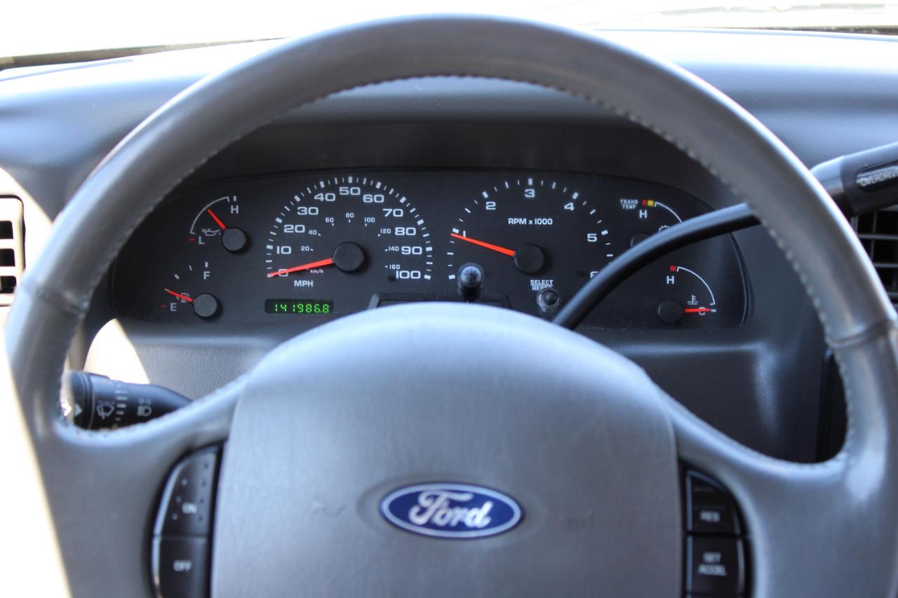 Ford Super Duty F-250 Crew Cab 156" Lariat 4WD 2003