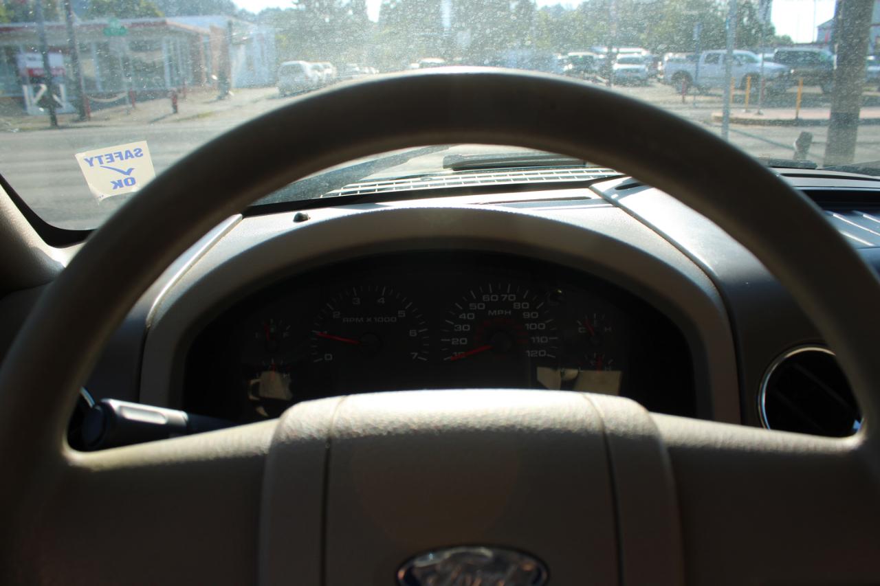 Ford F-150 Reg Cab 126" STX 2005