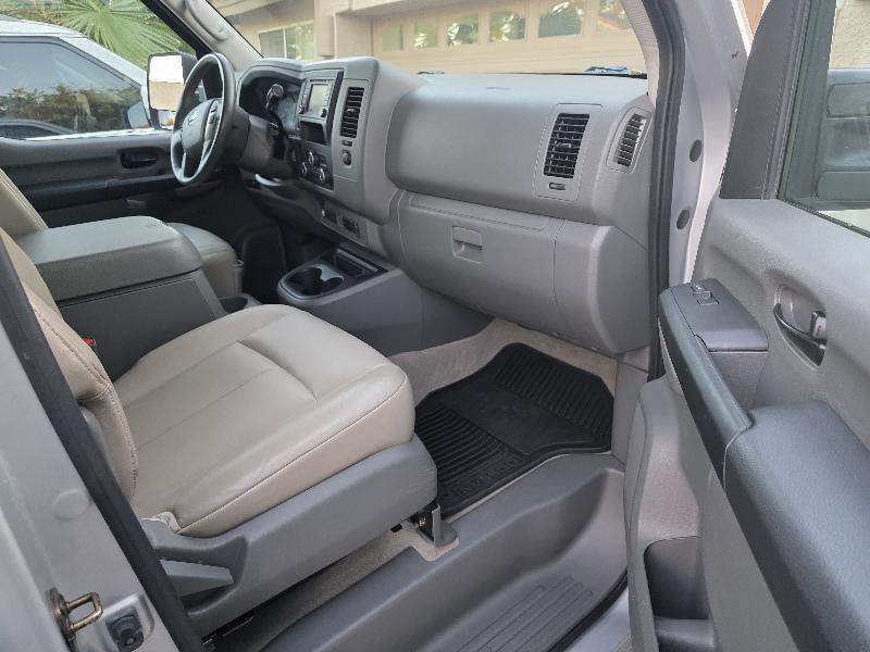 Nissan NV Passenger 3500 SL V8 2018
