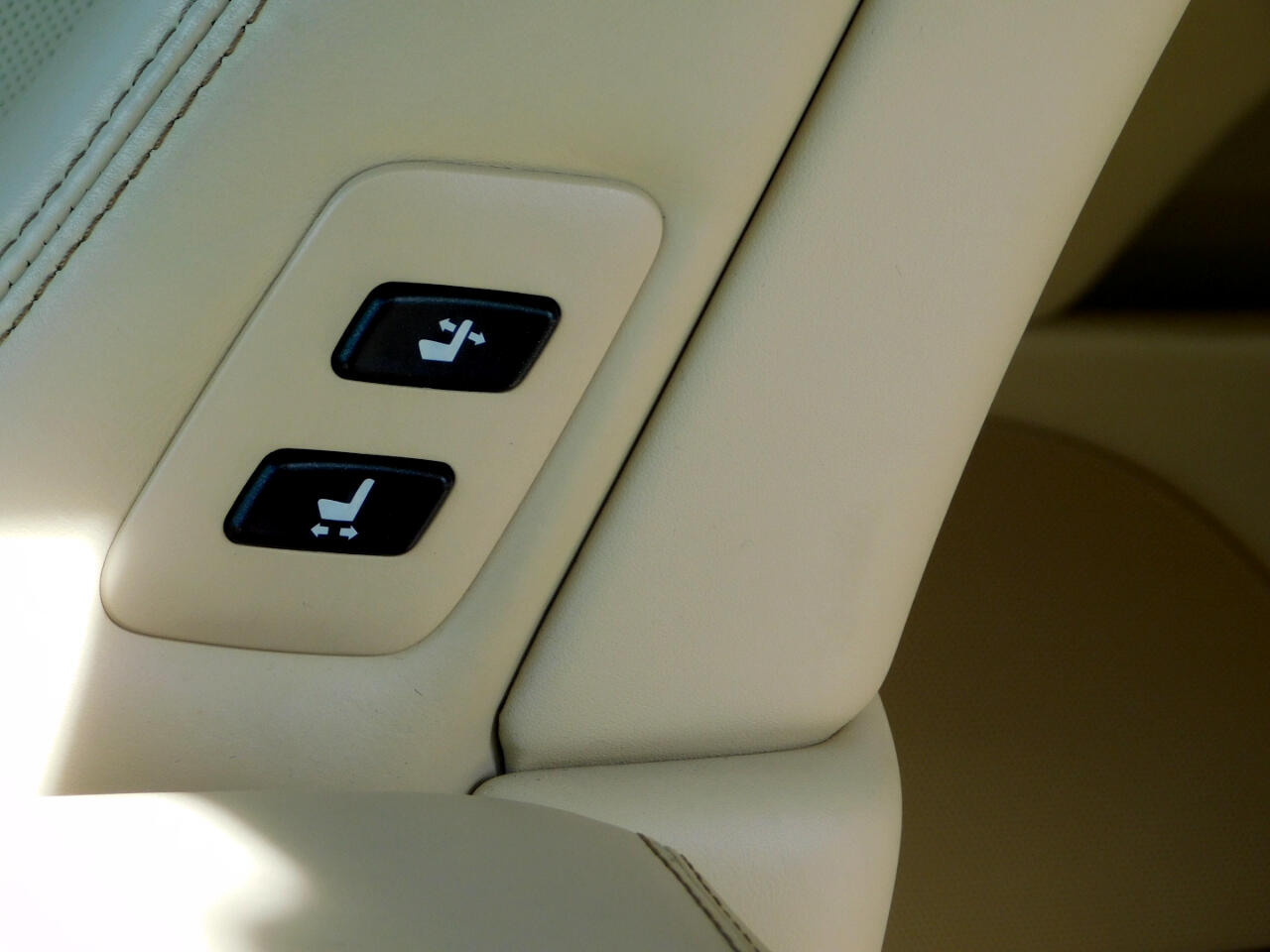 Toyota Tundra 2WD CrewMax 145.7" 5.7L SR5 (Natl) 2007