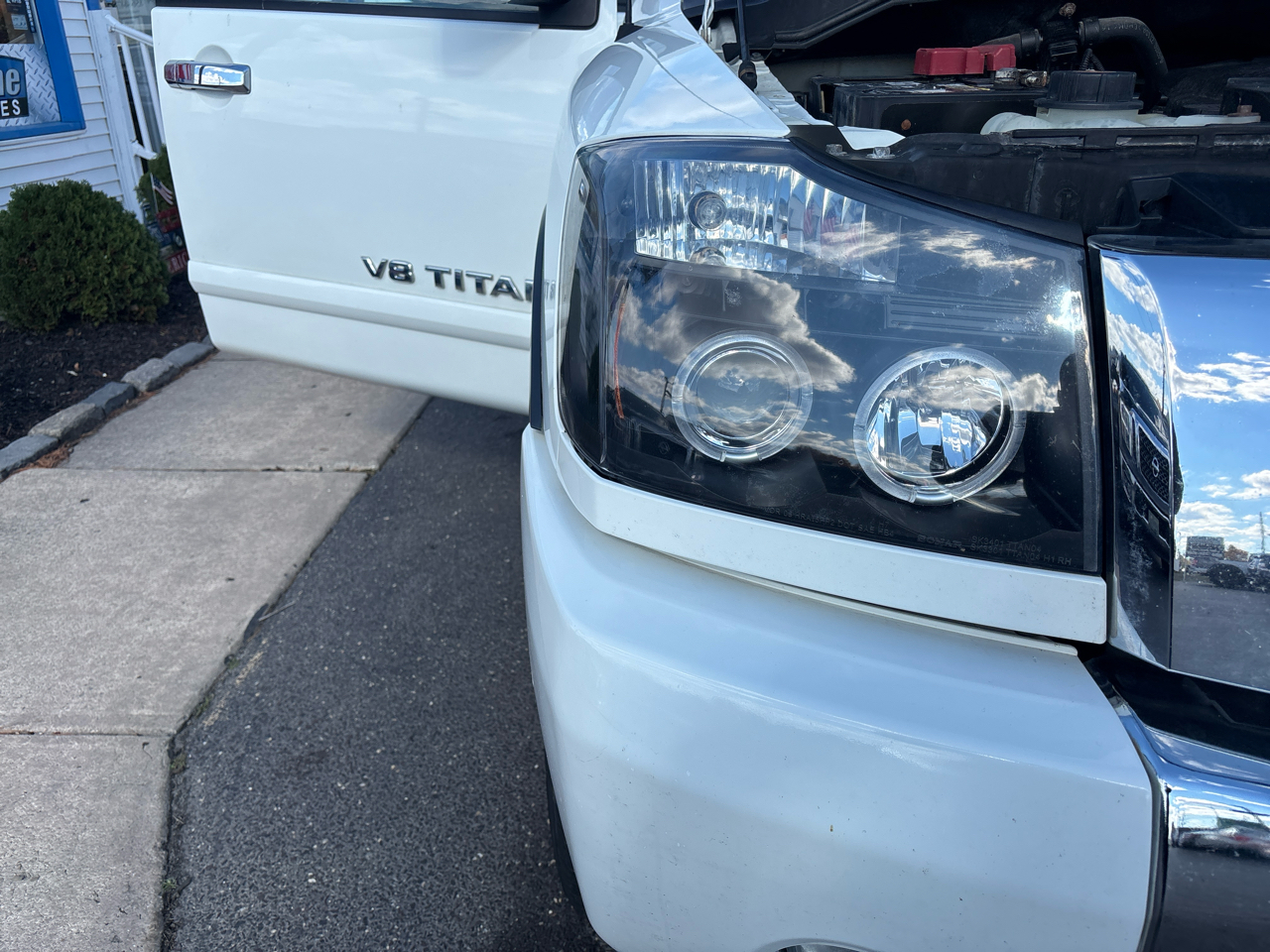 Nissan Titan 4WD Crew Cab SWB SV 2015 Nissan Titan 4WD Crew Cab SWB SV 2015