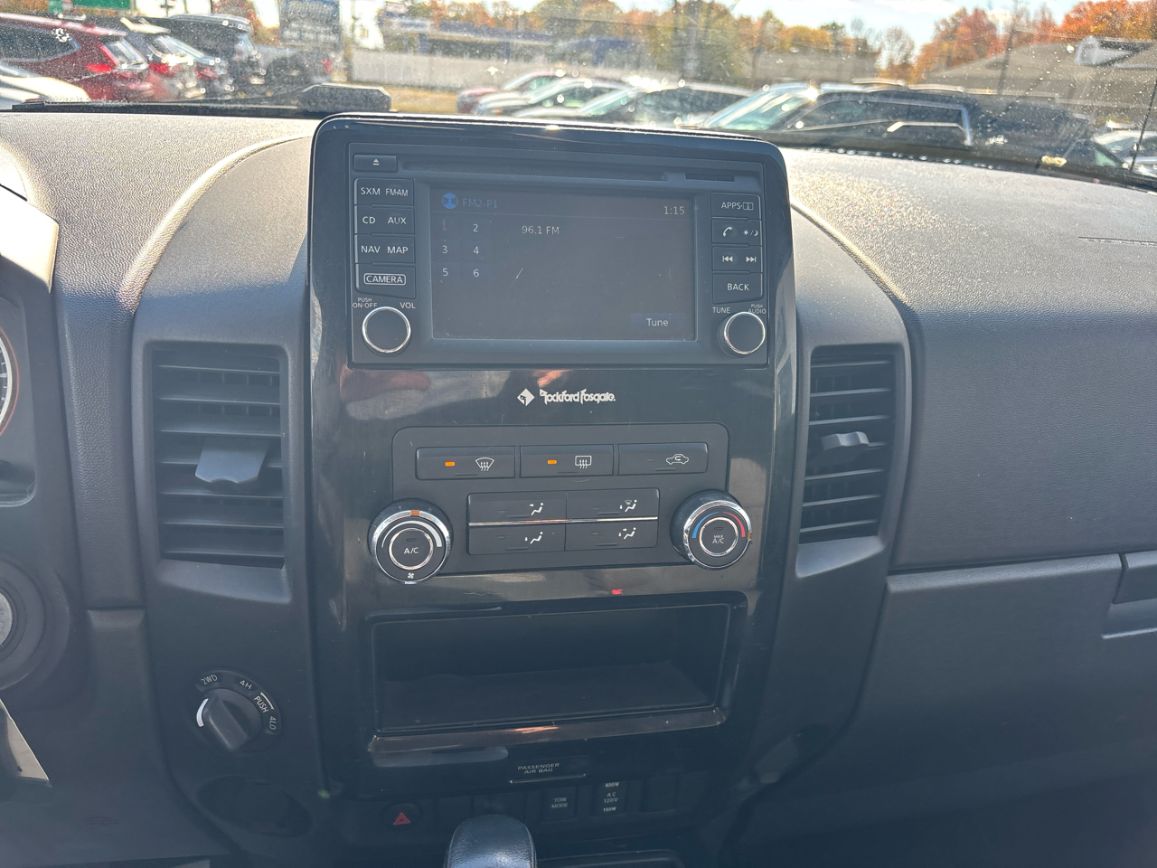 Nissan Titan 4WD Crew Cab SWB SV 2015 Nissan Titan 4WD Crew Cab SWB SV 2015