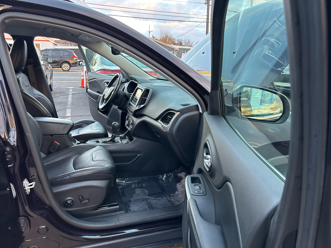 2021 Jeep Cherokee Latitude Lux photo 3