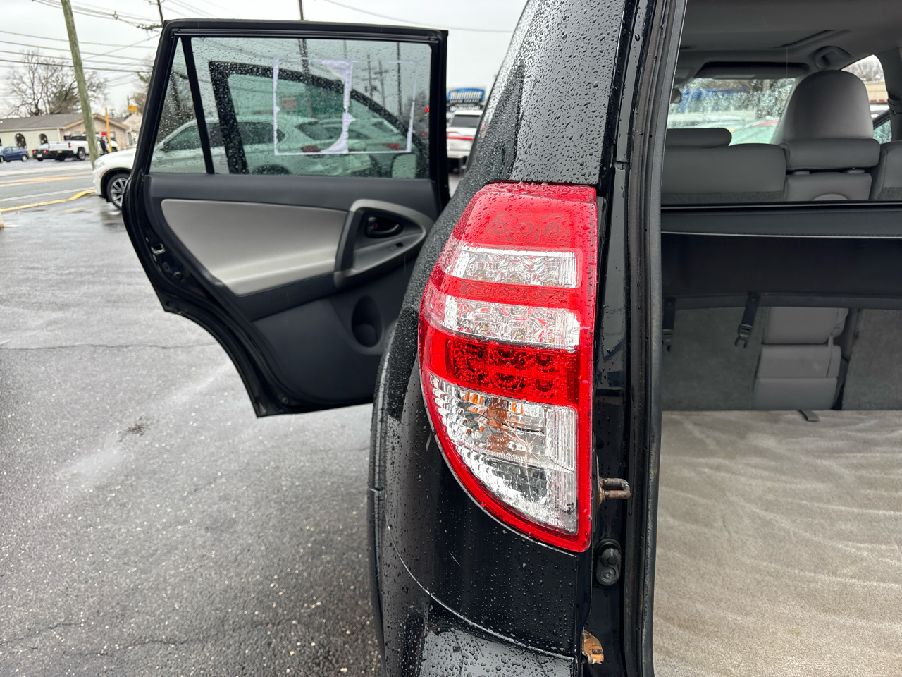 Toyota RAV4 4WD 4dr V6 5-Spd AT Ltd (Natl) 2011