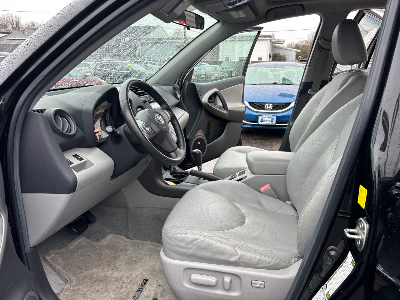 Toyota RAV4 4WD 4dr V6 5-Spd AT Ltd (Natl) 2011