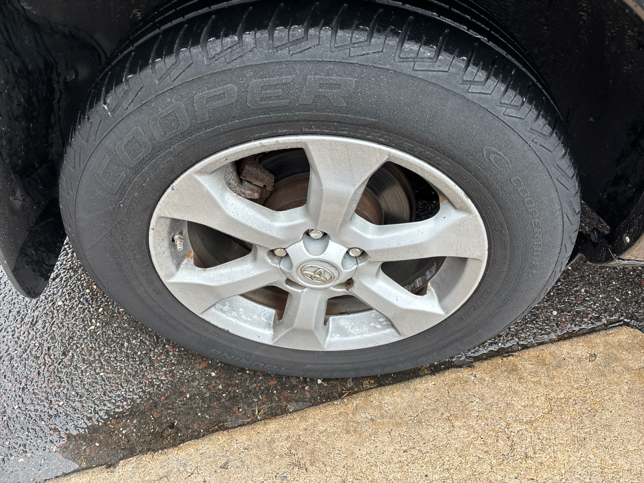 Toyota RAV4 4WD 4dr V6 5-Spd AT Ltd (Natl) 2011