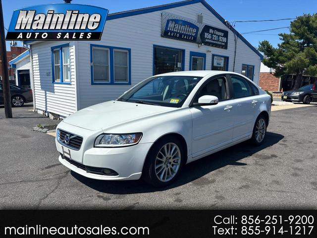 White 2010 Volvo S40 2.4i Sedan Front-Wheel Drive Automatic