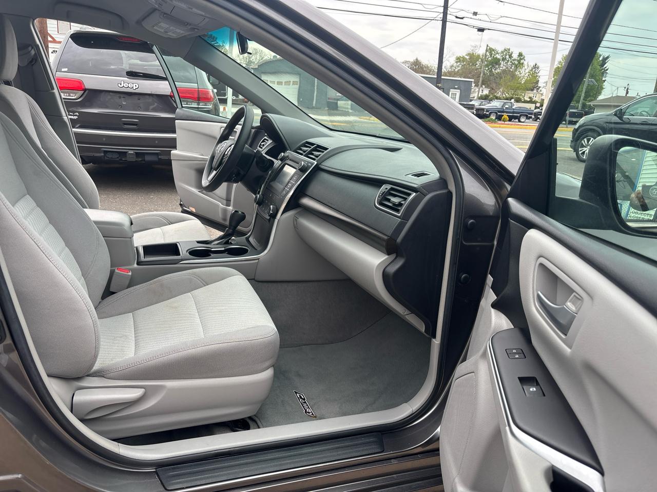 Toyota Camry XLE Auto (Natl) 2017