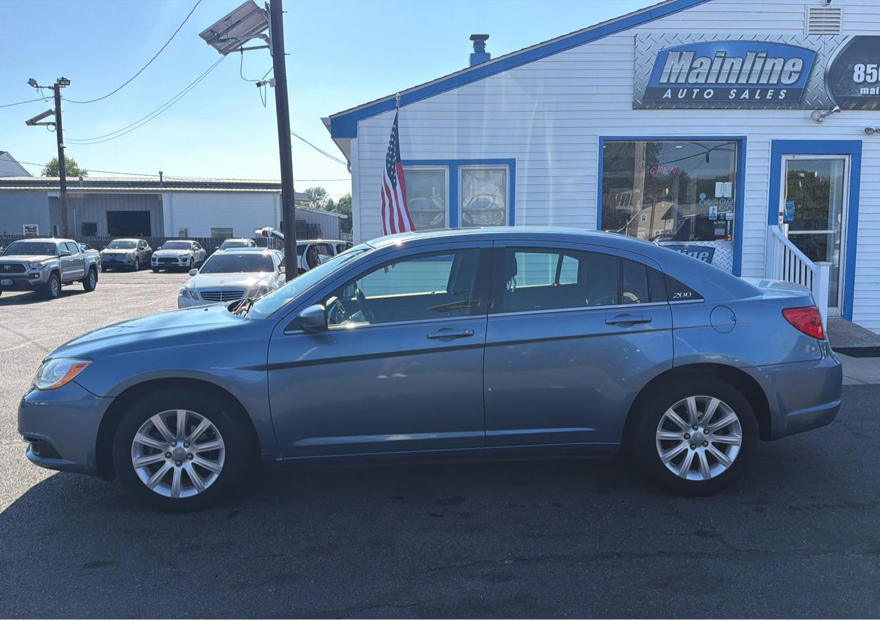 Chrysler 200 4dr Sdn Touring 2011