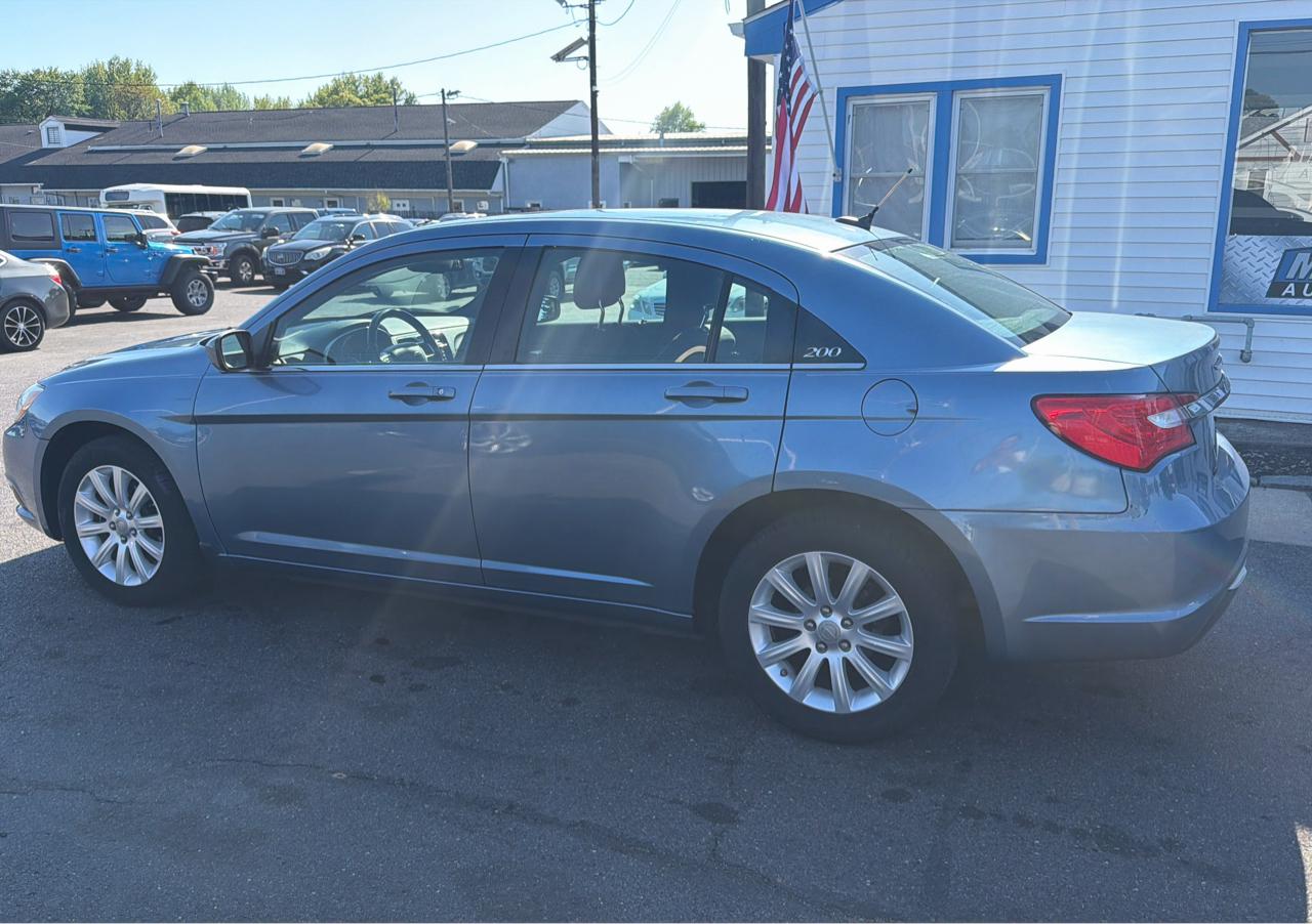 Chrysler 200 4dr Sdn Touring 2011