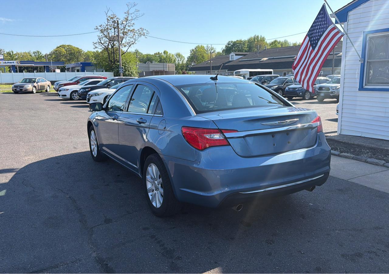 Chrysler 200 4dr Sdn Touring 2011